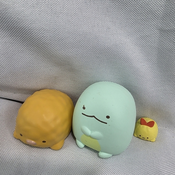 Sumikko Gurashi Vinyl Mini Figures Tokage Ebifurai No Shippo Tonkatsu G22-02 - Picture 2 of 7